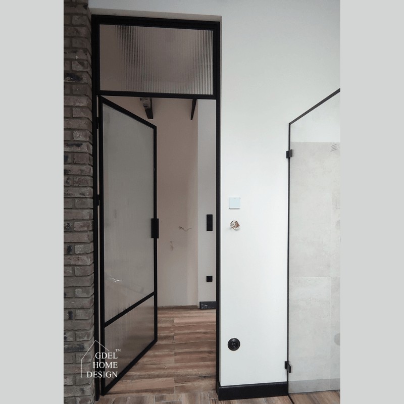 Eleganckie drzwi loftowe na wymiar w czarnym wykończeniu z subtelnym, ryflowanym szkłem półprzeziernym ornamentowym