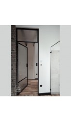 Eleganckie drzwi loftowe na wymiar w czarnym wykończeniu z subtelnym, ryflowanym szkłem półprzeziernym ornamentowym