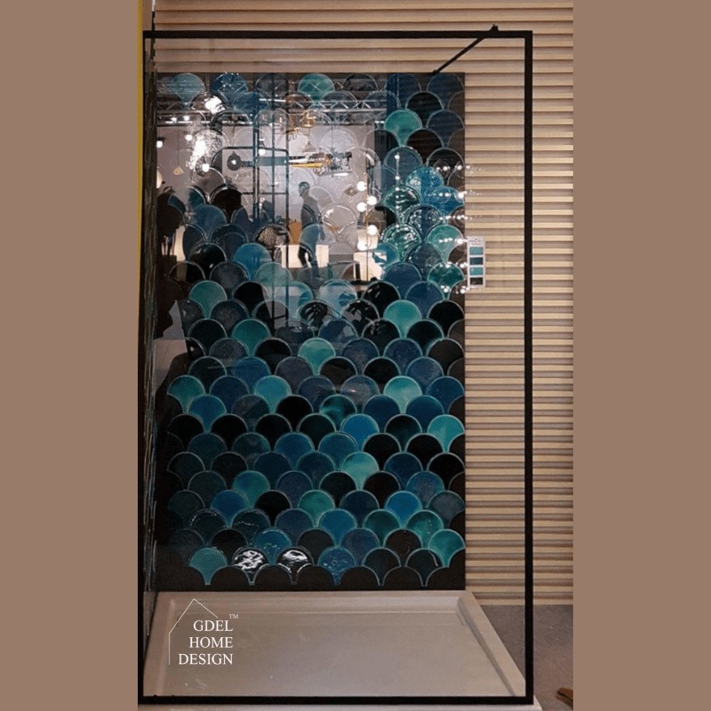 Ścianka prysznicowa walk in w czarnym profilu dookoła szkła.