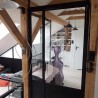 Uchylne drzwi loftowe na zawisach z ościeżnicami szklane