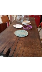Stół z blatem z drewna barwionego.