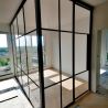 Konstrukcja narożna ze stali i szkła z drzwiami