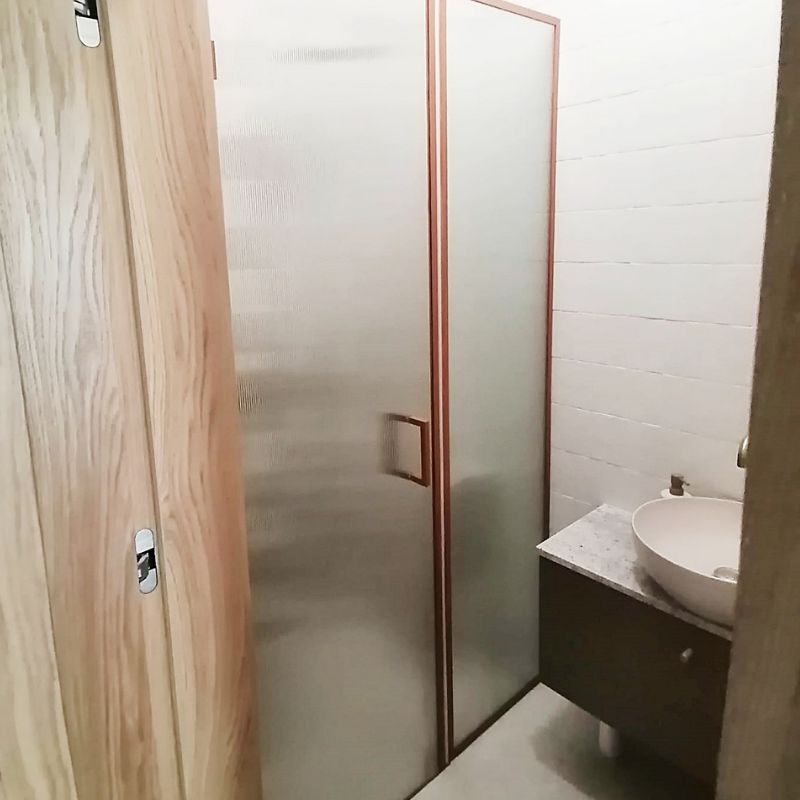 KABINA PRYSZNICOWA LOFTOWA – ZAWIASY, SZKŁO RYFLOWANE, KOLOR RAL