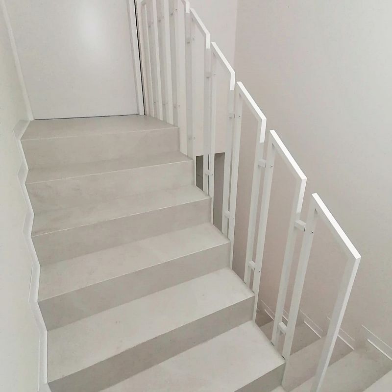 Biała balustrada metalowa o nowoczesnym designie