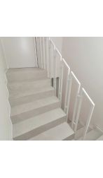 Biała balustrada metalowa o nowoczesnym designie