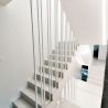 Prosta i elegancka biała balustrada schodowa