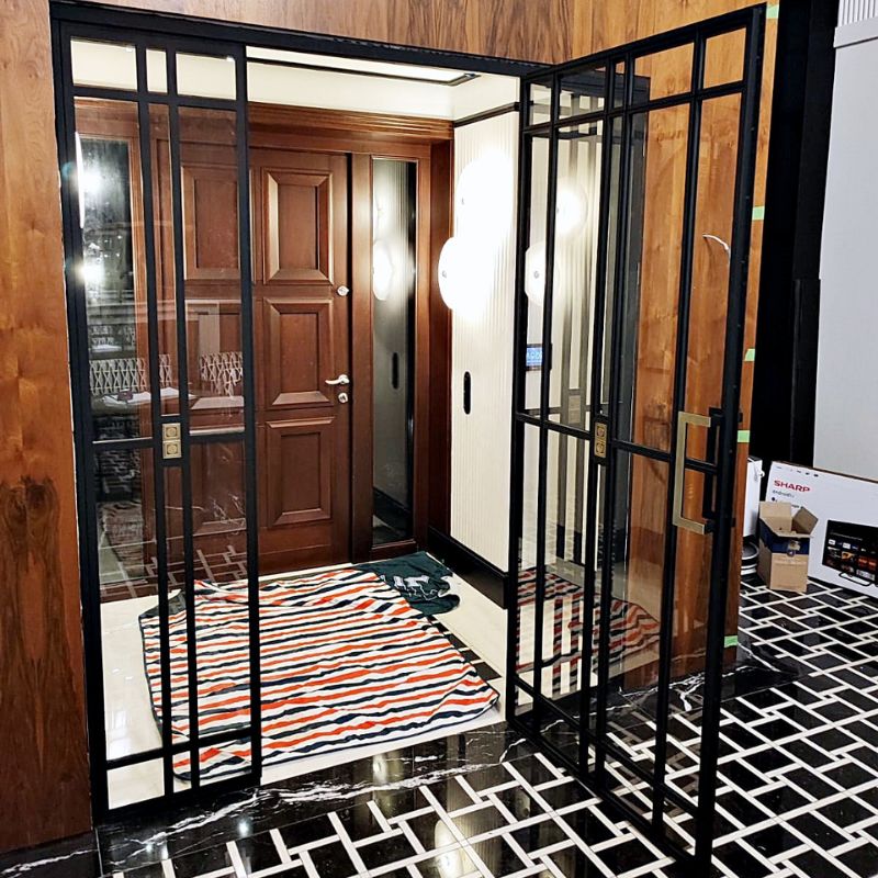 Drzwi loftowe z ornamentem mosiężnym w kształcie koła