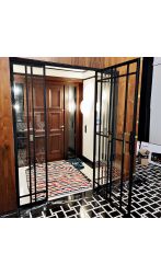 Drzwi loftowe z ornamentem mosiężnym w kształcie koła