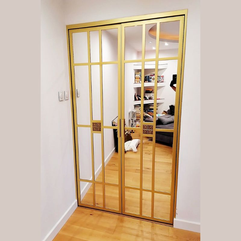 Złote drzwi loftowe z lustrem i ornamentem serca