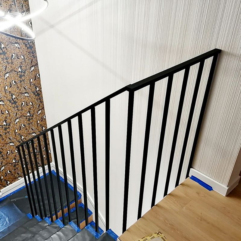 Balustrada czarna metalowa z prostymi tralkami