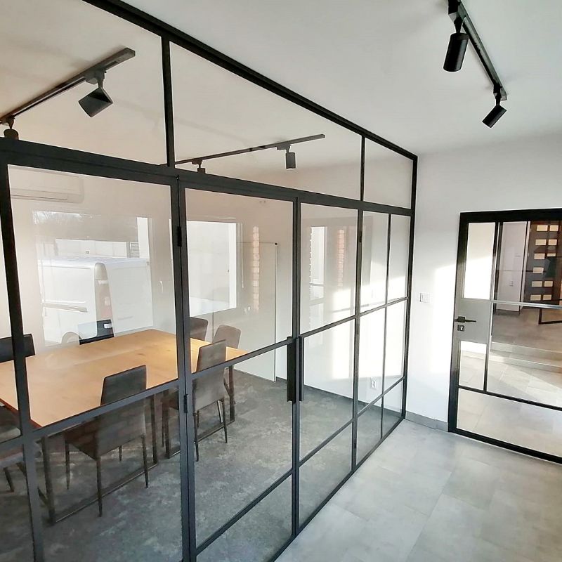 Zabudowa sali konferencyjnej w stylu loft