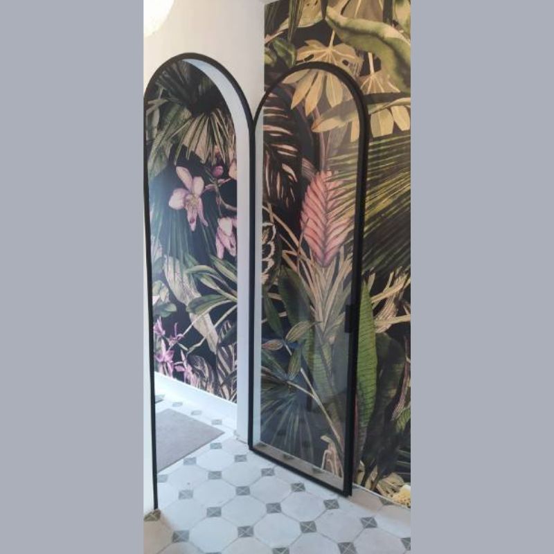 Szklane drzwi z łukiem u góry