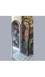 Szklane drzwi z łukiem u góry