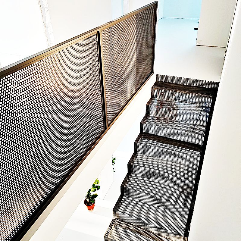 SCHODY JEDNOBIEGOWE METALOWE Z GIĘTEJ BLACHY