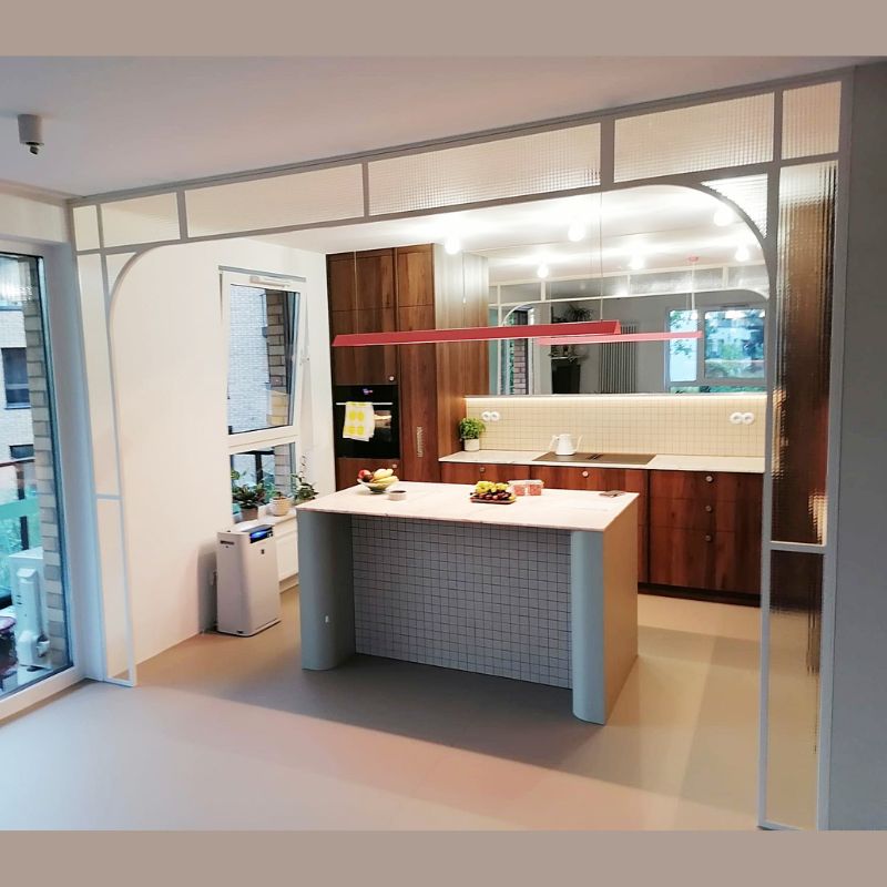 Portal z łukami ze szkła zbrojonego w kolorze RAL