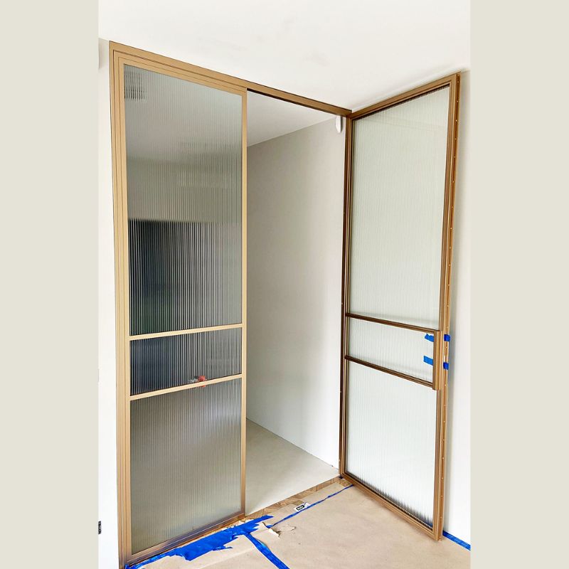 Drzwi pojedyncze złote z ornamentowym szkłem ryflowanym