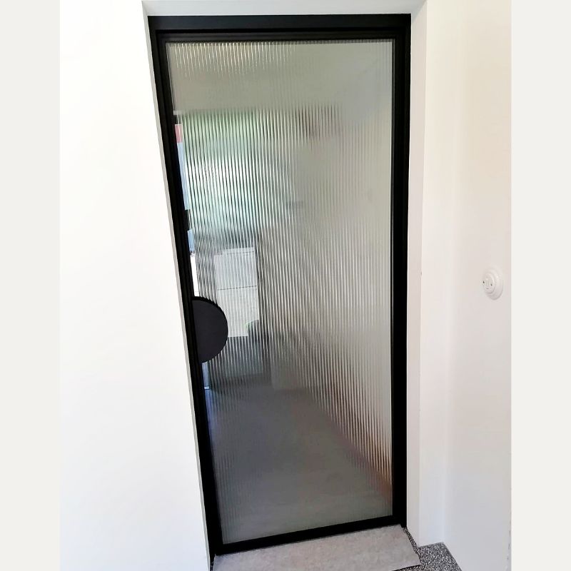 Drzwi loftowe bez szprosów szkło ryflowane