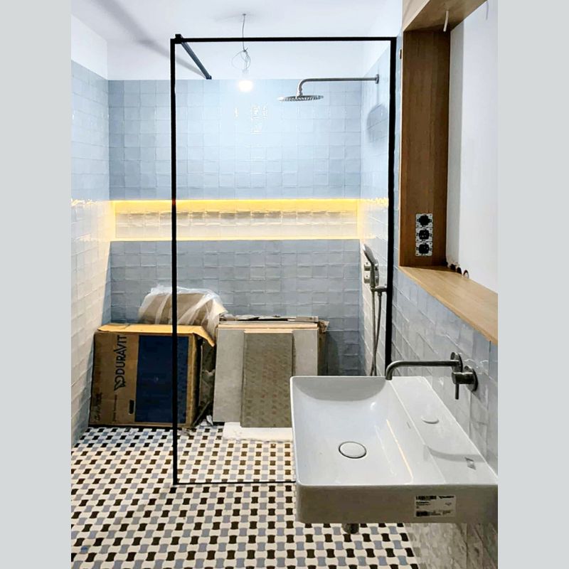 ŚCIANKA PRYSZNICOWA W CZARNEJ RAMCE GDEL