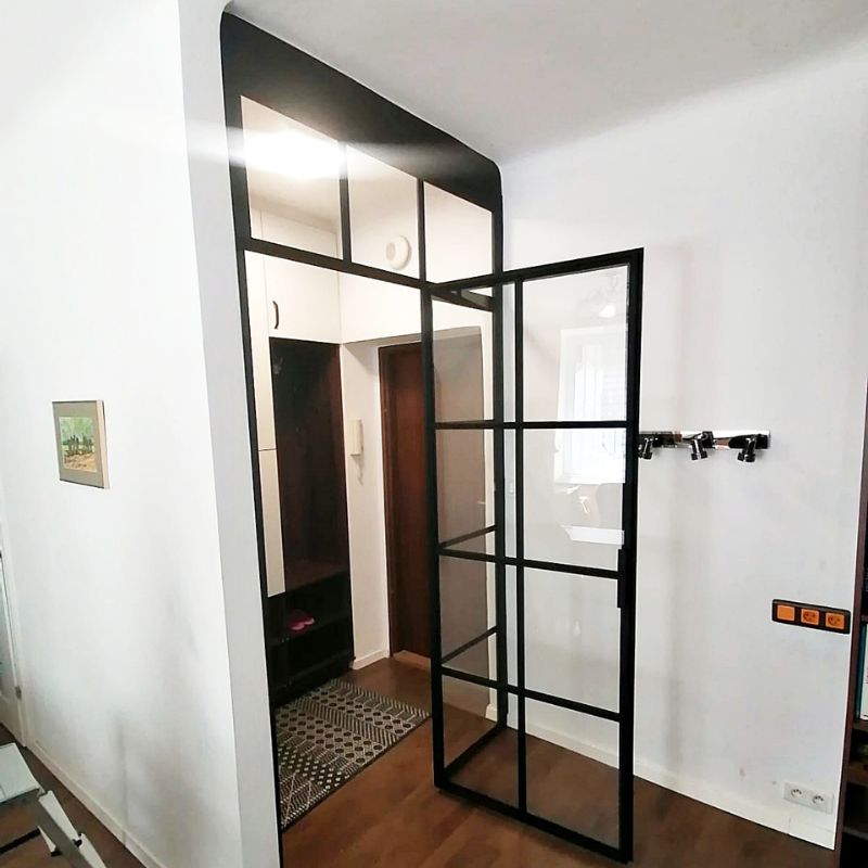 Drzwi na zawiasach z blendą przy nierównym suficie