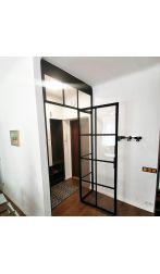 Drzwi na zawiasach z blendą przy nierównym suficie