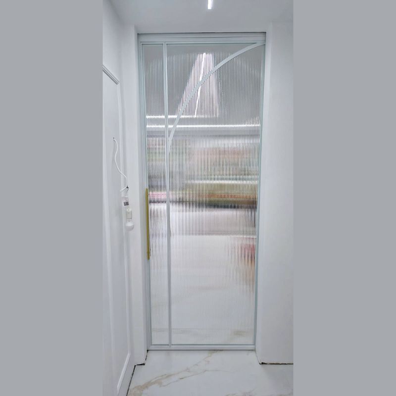 Białe drzwi chowane ze złotym uchwytem – widok frontowy