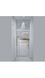 Białe drzwi chowane ze złotym uchwytem – widok frontowy