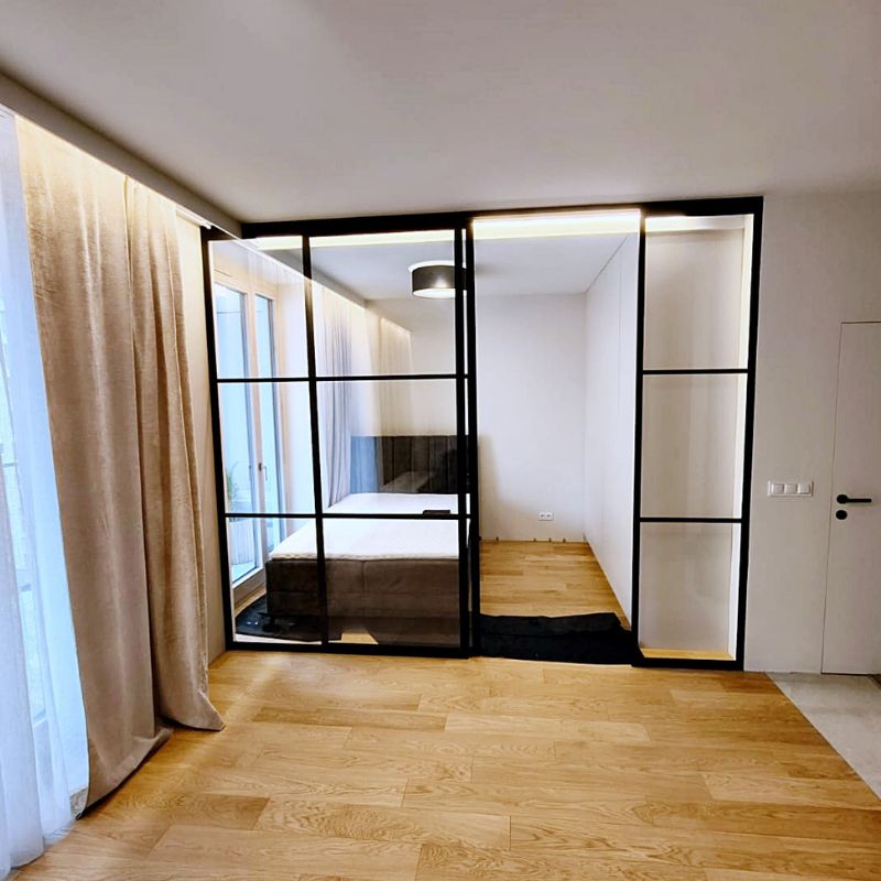 Nowoczesna ścianka loftowa w aranżacji sypialni