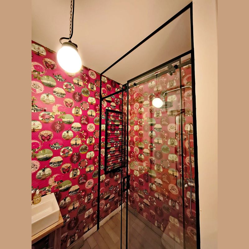 Kabina prysznicowa z widocznym systemem rolkowym w czerni