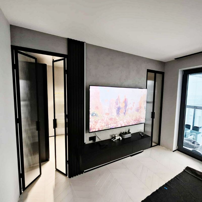 wąskie drzwi loftowe