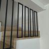 Minimalistyczna balustrada loftowa dopasowana do drewnianych schodów Minimalistyczna balustrada loftowa dopasowana do drewnianych schodów