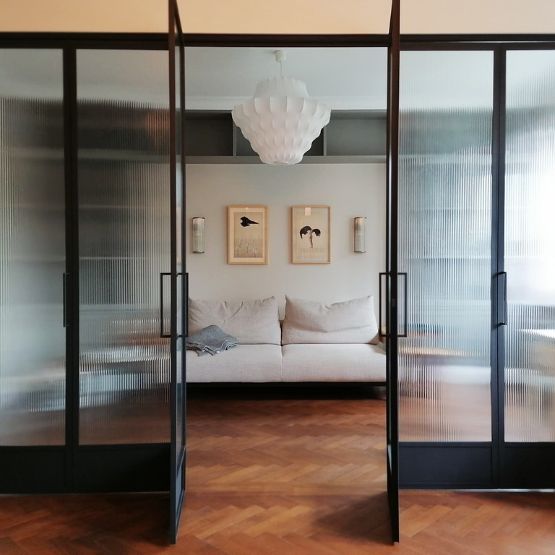 Drzwi loftowe w salonie: połączenie stylistyki industrialnej z elegancją i funkcjonalnością