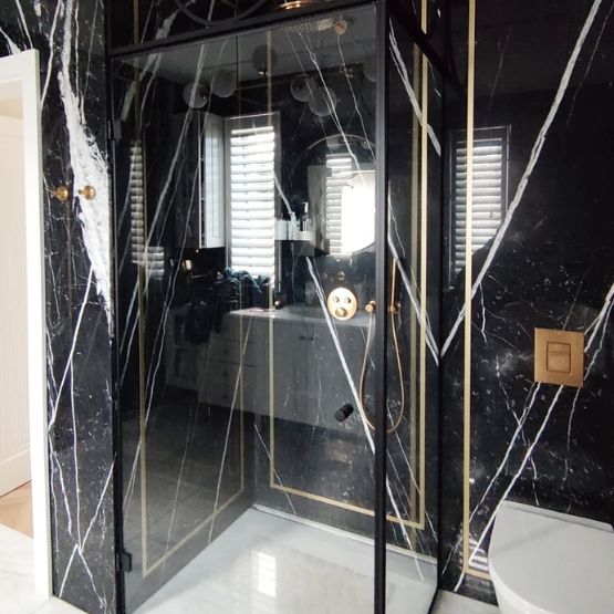 Czarne drzwi i kabiny prysznicowe w czarnych okuciach