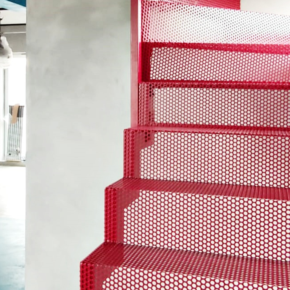 Schody ażurowe dywanowe z metalu