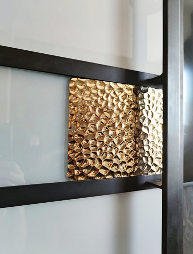 Blacha ozdobna złota z efektem 3D w drzwiach loftowych GDEL