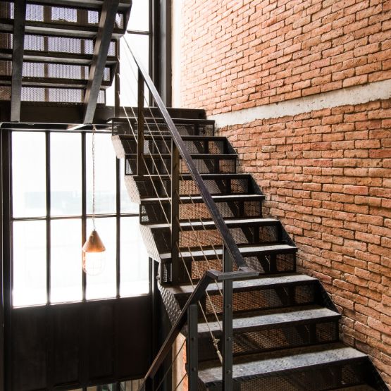 Metalowe schody na poddasze:&nbsp;<br>wytrzymałość, estetyka, funkcjonalność