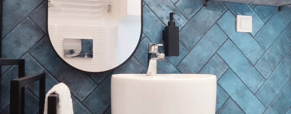 nowoczesne dodatki do łazienki w czarnym kolorze GDEL