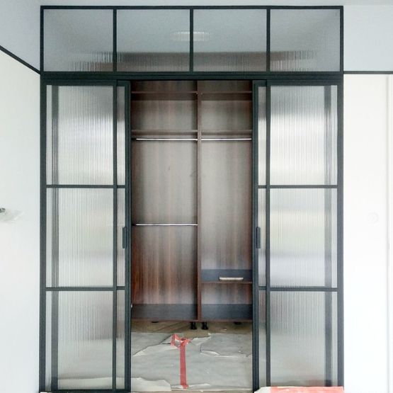 Drzwi loftowe do szafy, które nadadzą twojej przestrzeni industrialny urok