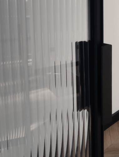Szkło ryflowane ornamentowe flutes w drzwiach loftowych GDEL