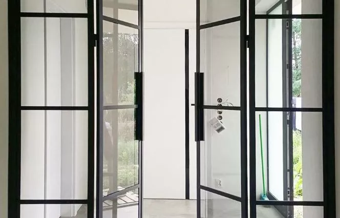 Drzwi loftowe do wiatrołapu z dymionym szkłem GDEL