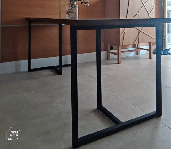 stół z metalowymi nogami blat drewniany GDEL